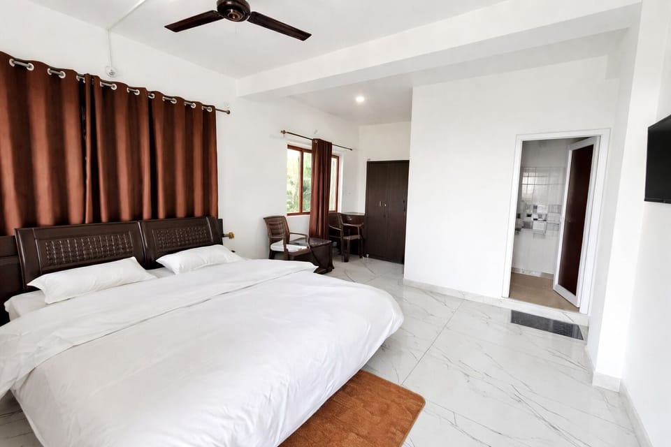 Deluxe Double Room, Balcony | Hypo-allergenic bedding, desk, soundproofing, free WiFi