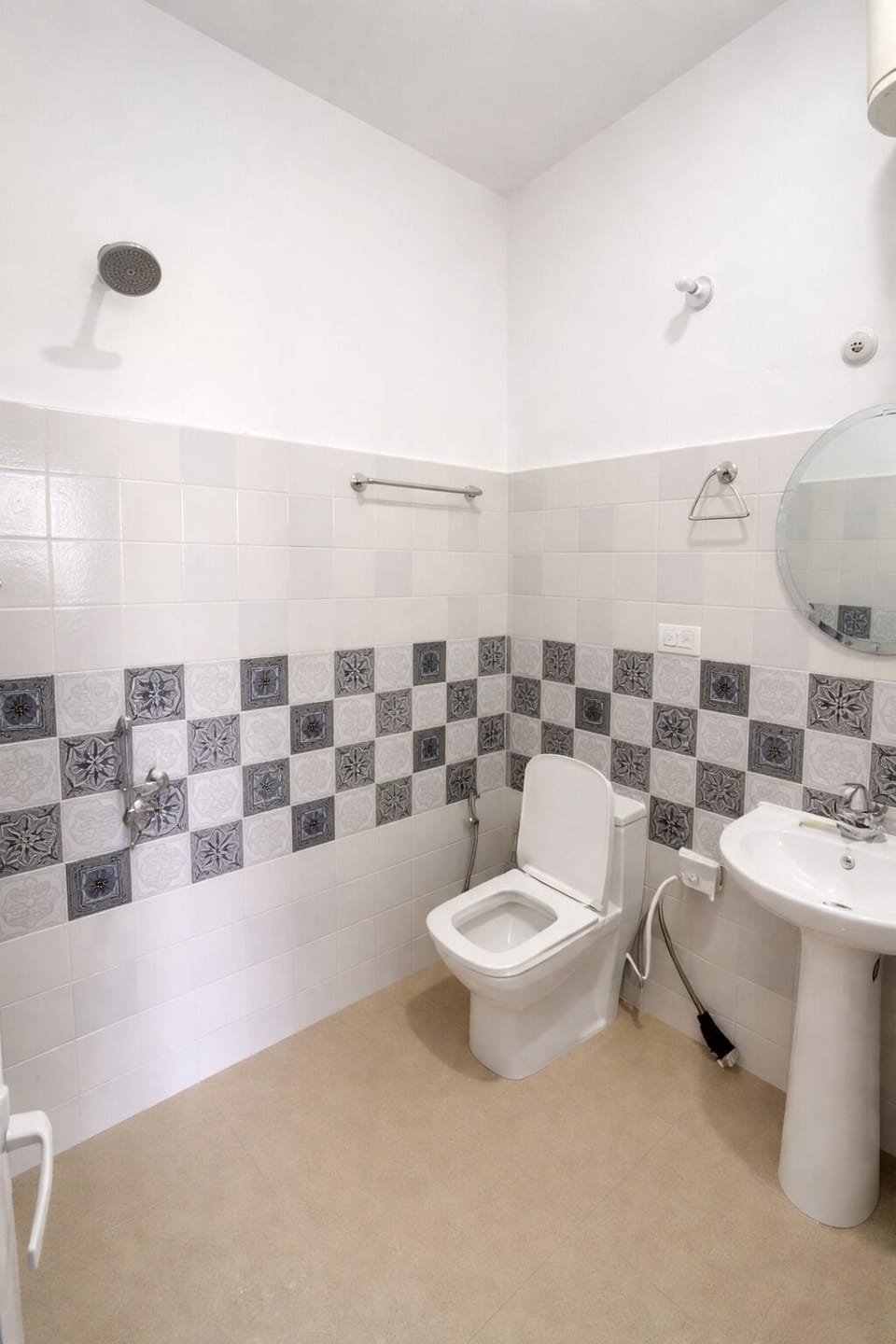 Deluxe Double Room | Bathroom | Shower, rainfall showerhead, slippers, towels