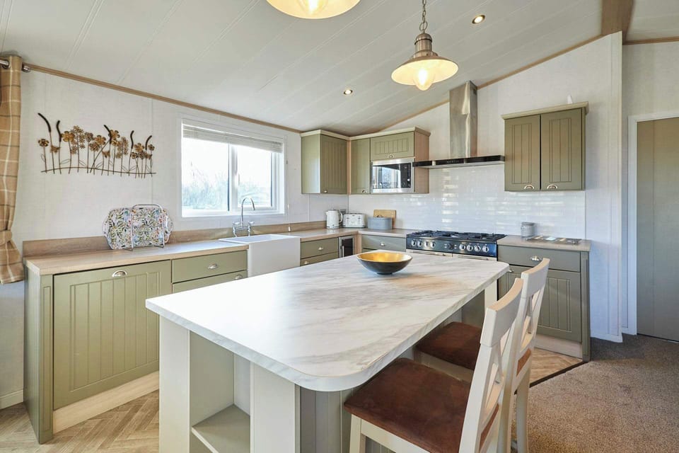 Hedgerow Lodge, Amotherby - Host & Stay
