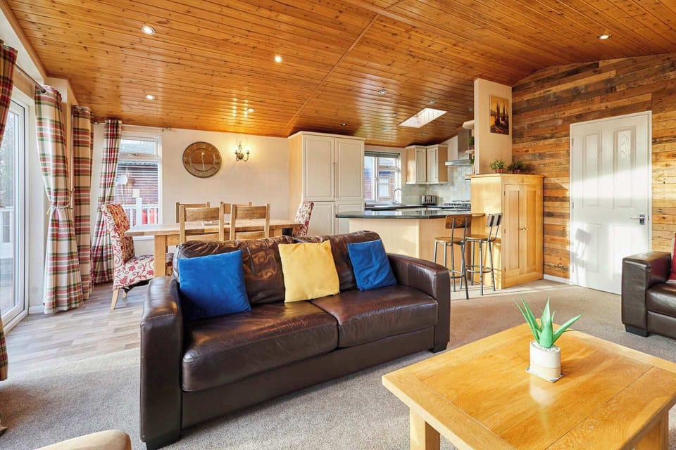 Crystal Lodge, Amotherby - Host & Stay