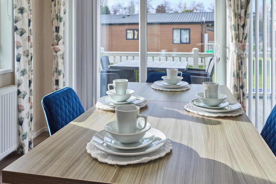 Oakmont Lodge 4, Waplington- Host & Stay