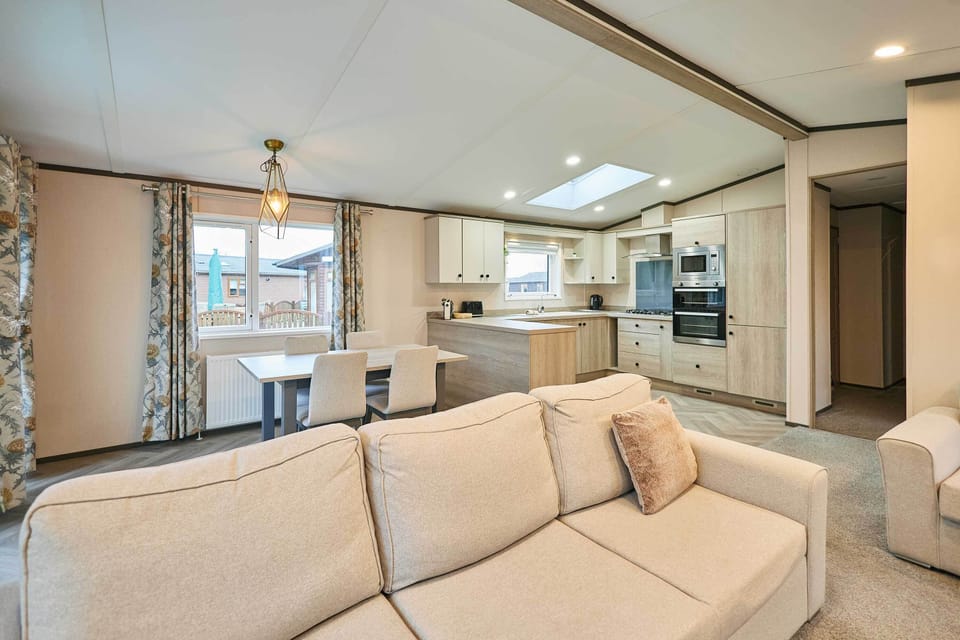 Malton Pines Lodge, Amotherby- Host & Stay 