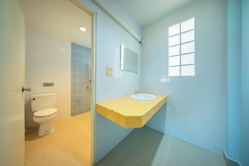 Standard Single Room | Bathroom | Shower, towels