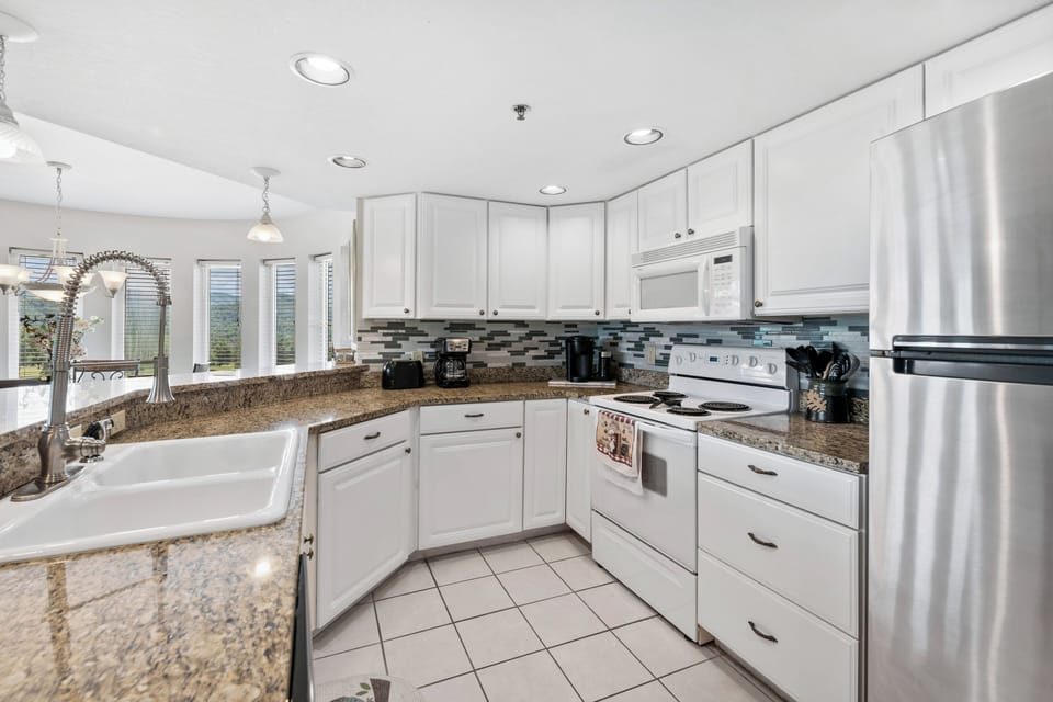 Family Condo, 2 Bedrooms, Balcony, Mountain View | Private kitchen | Fridge, microwave, oven, stovetop