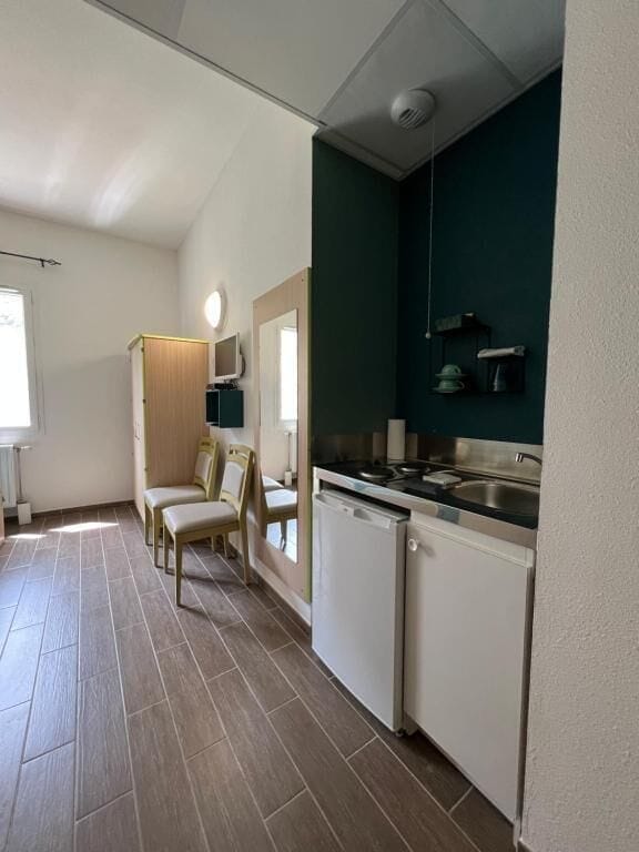 Classic Twin Room, Mountain View | Private kitchen