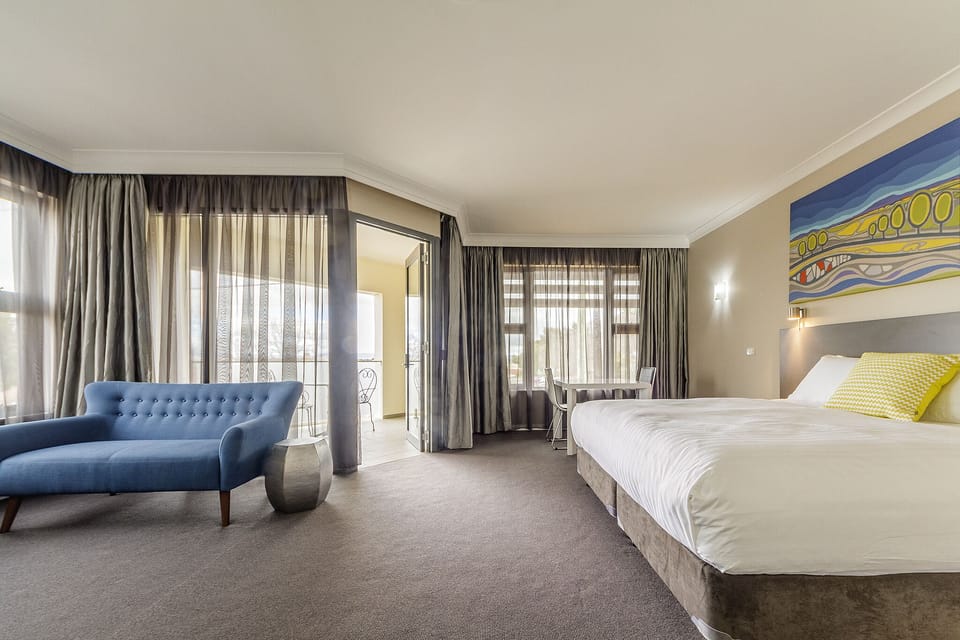 Retreat Suite with Balcony | Minibar, in-room safe, desk, blackout drapes
