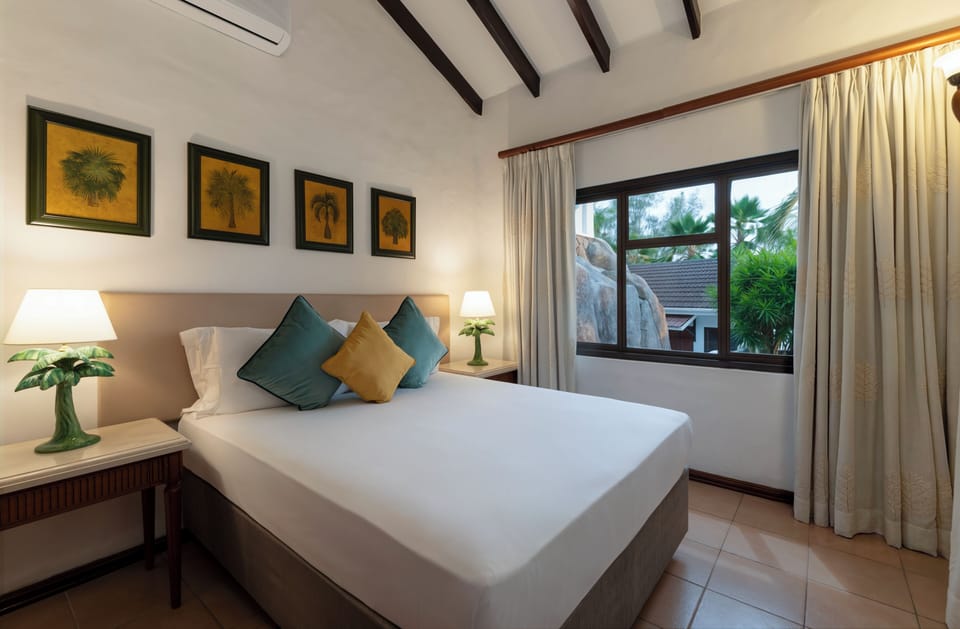 Deluxe Quadruple Room | In-room safe, blackout drapes, WiFi (free), bed sheets