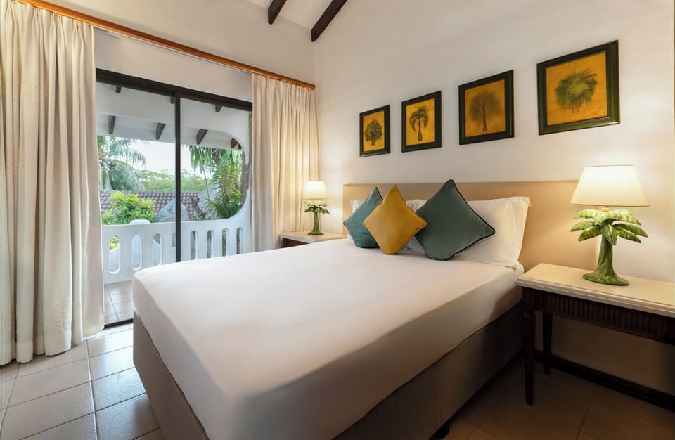 Deluxe Quadruple Room | In-room safe, blackout drapes, free WiFi, bed sheets