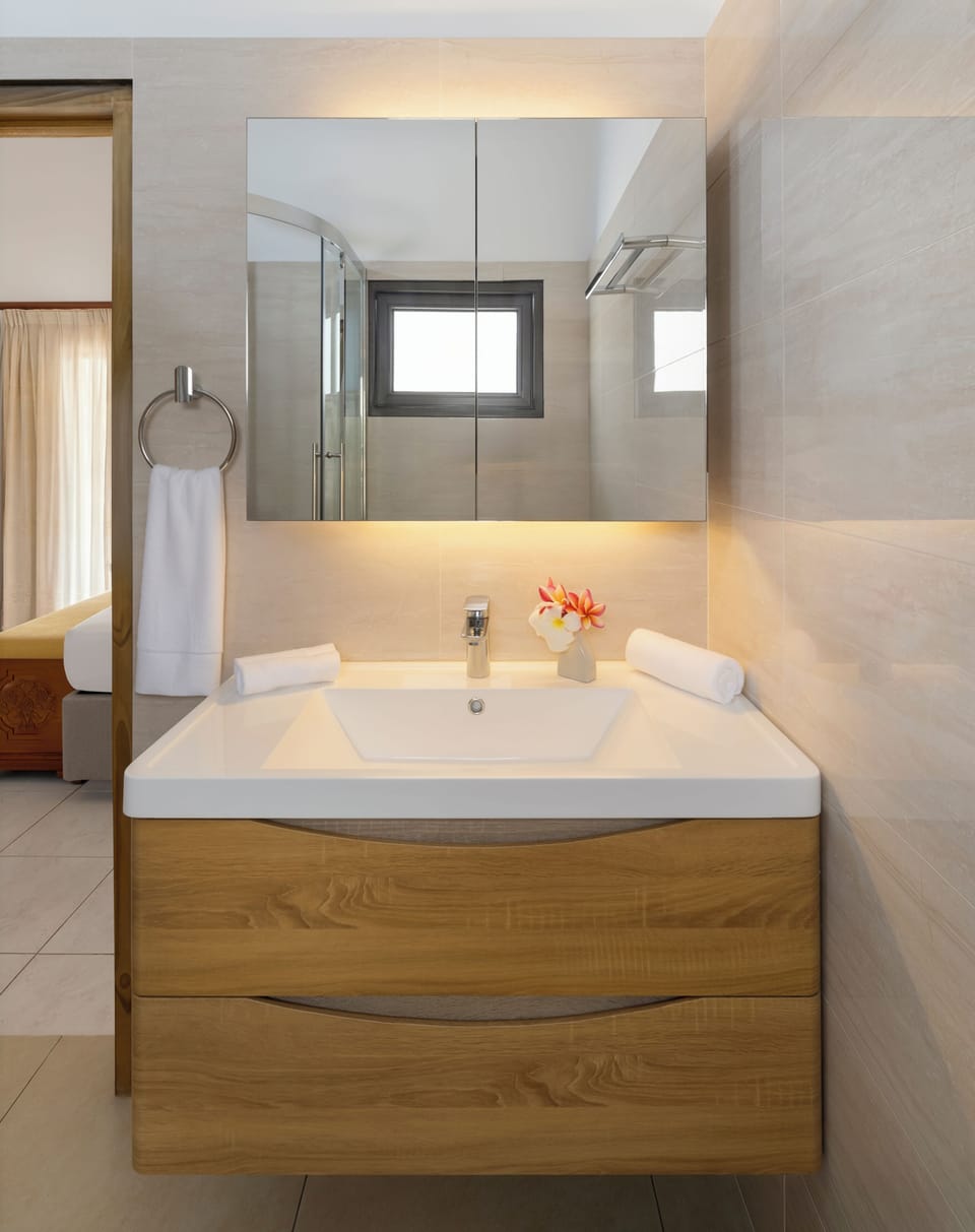 Standard Double Room, Garden View | Bathroom | Shower, bidet, towels, toilet paper