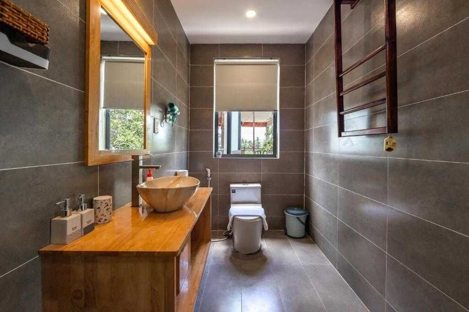 Shower, free toiletries, bidet, towels