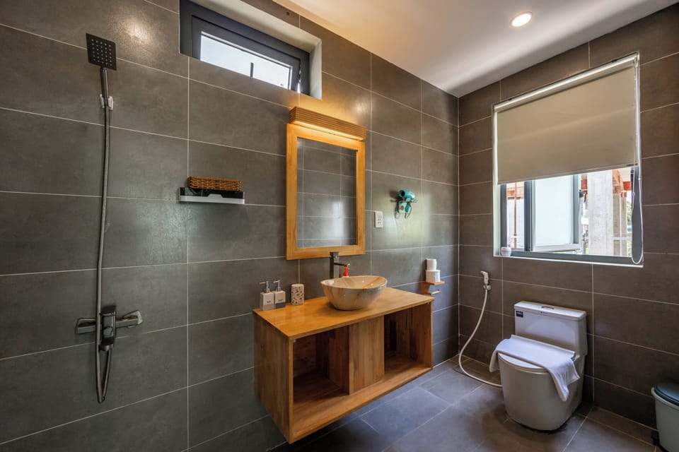 Deluxe Double Room | Bathroom | Separate tub and shower, free toiletries, hair dryer, bathrobes