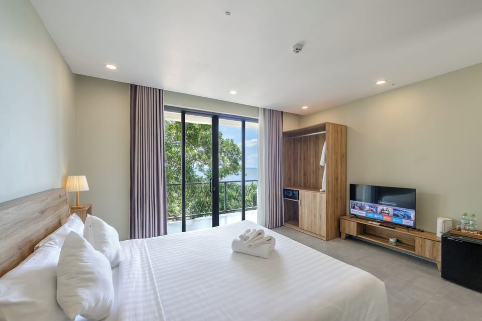 Deluxe Double Room | In-room safe, desk, laptop workspace, blackout drapes