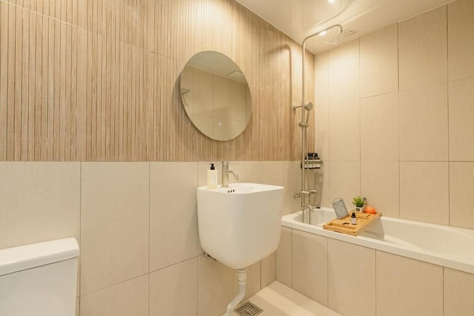 Deluxe Room, City View | Bathroom