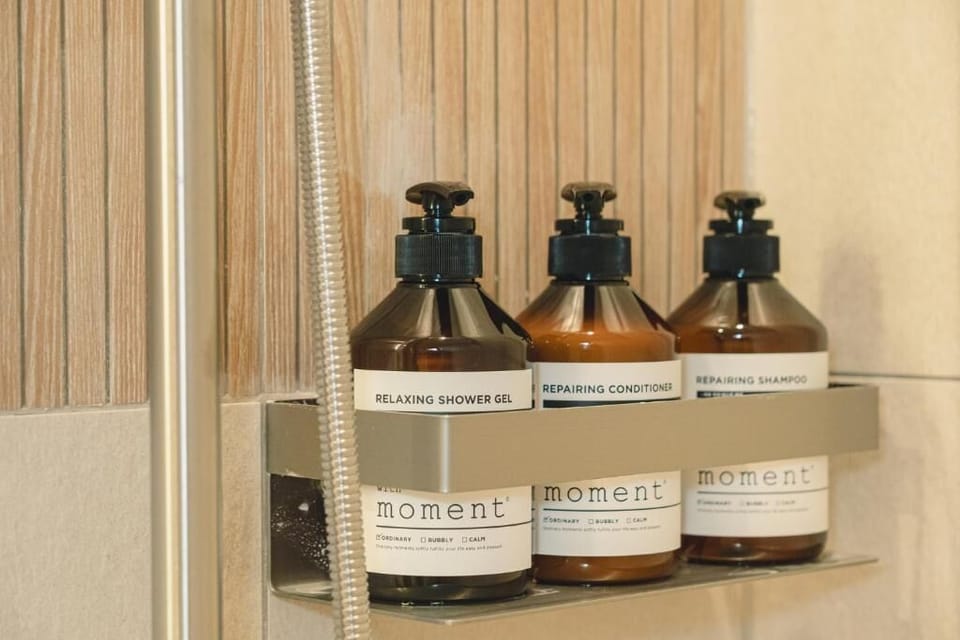 Deluxe Room, City View | Bathroom amenities