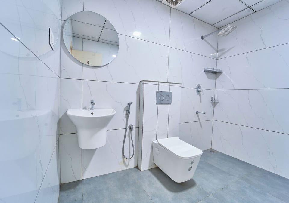 Premium Room | Bathroom | Shower, free toiletries, towels