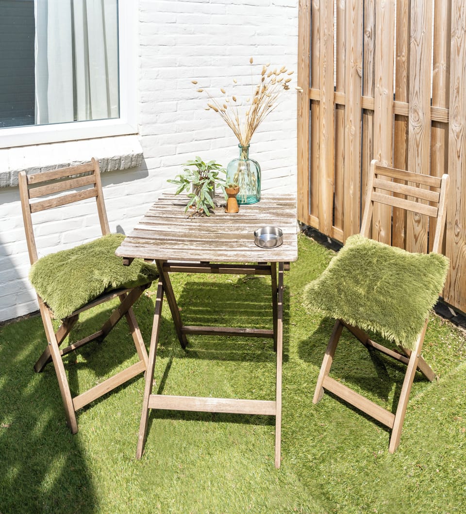 Bright garden with dining table – enjoy breakfast or a glass of wine together.
Overlooks the living area for a warm and open atmosphere.