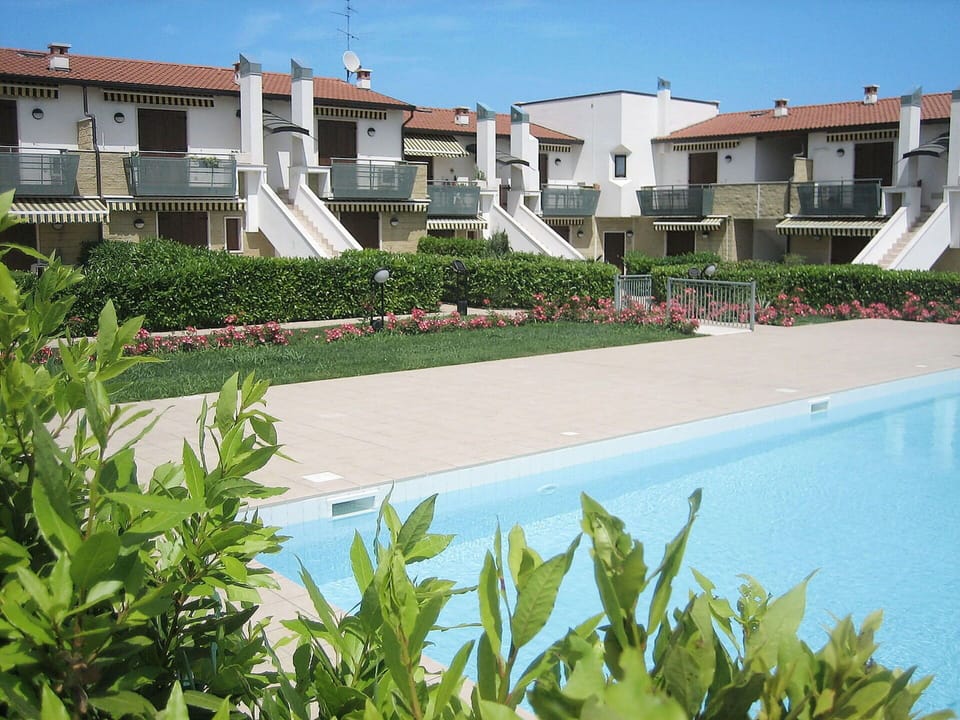 Apartment, Resort, Balcony, Hotel, Swimming Pool, Resort Town, Beach