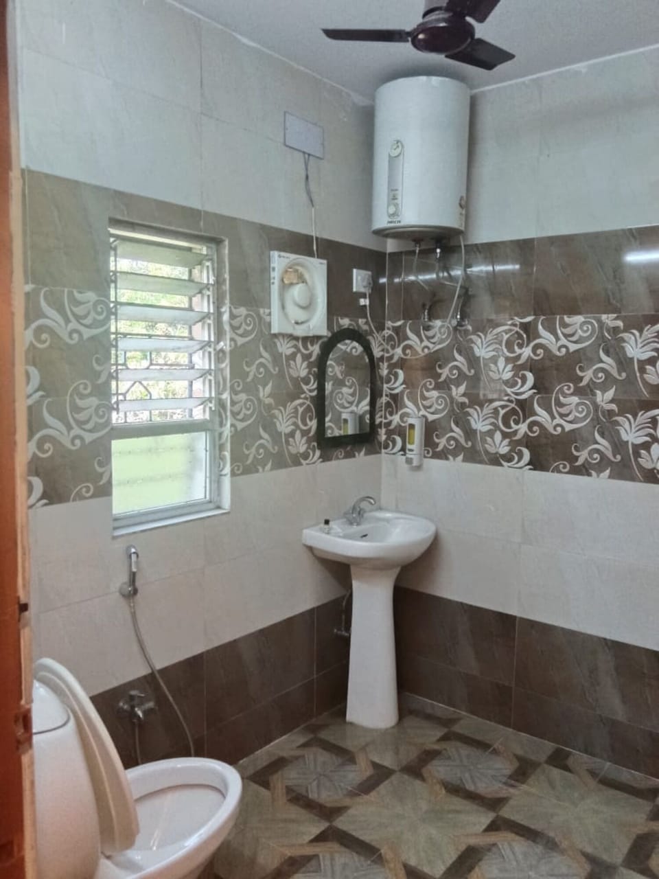 Standard Double Room, City View | Bathroom | Shower, free toiletries, towels