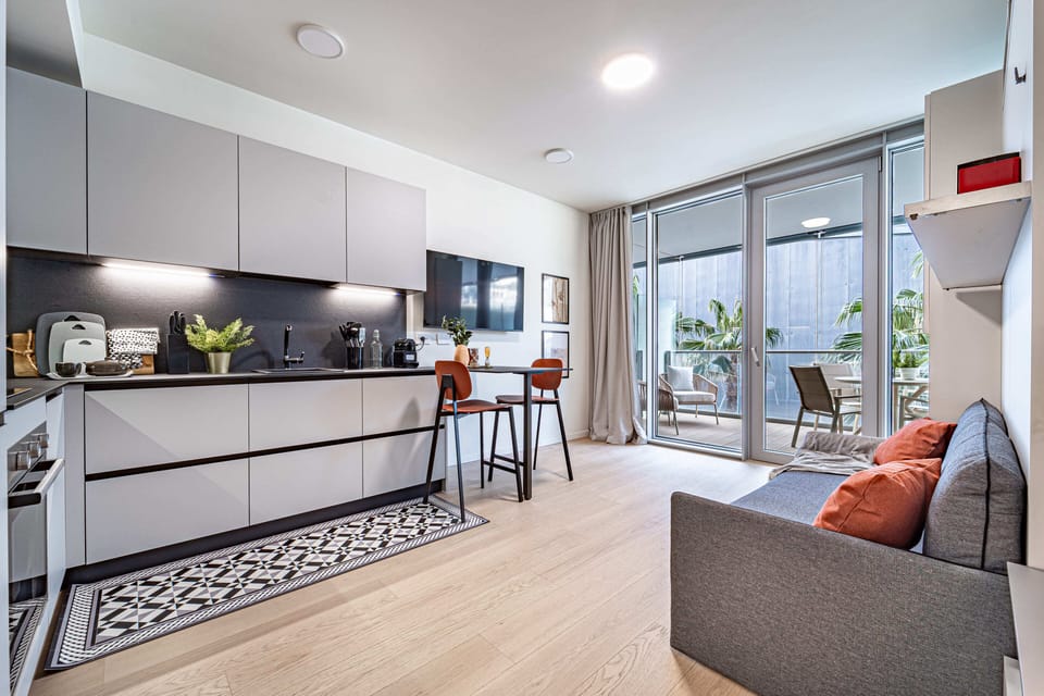 Studio, Terrace | Living area | 32-inch Smart TV with cable channels
