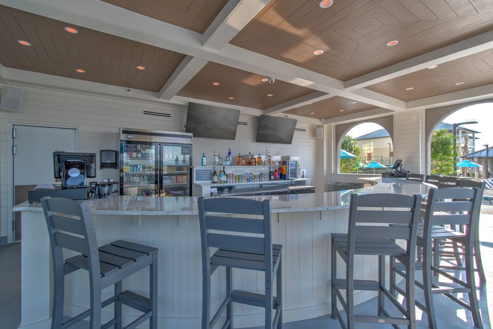 Condo, 3 Bedrooms | Bar (on property)