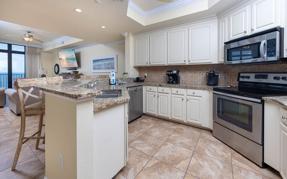 Condo, 3 Bedrooms | Private kitchen | Coffee/tea maker, fridge, oven