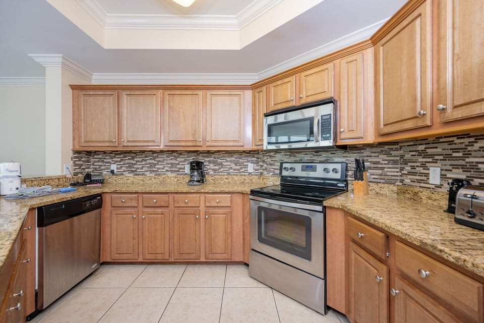 Condo, 3 Bedrooms | Private kitchen | Coffee/tea maker, fridge, oven