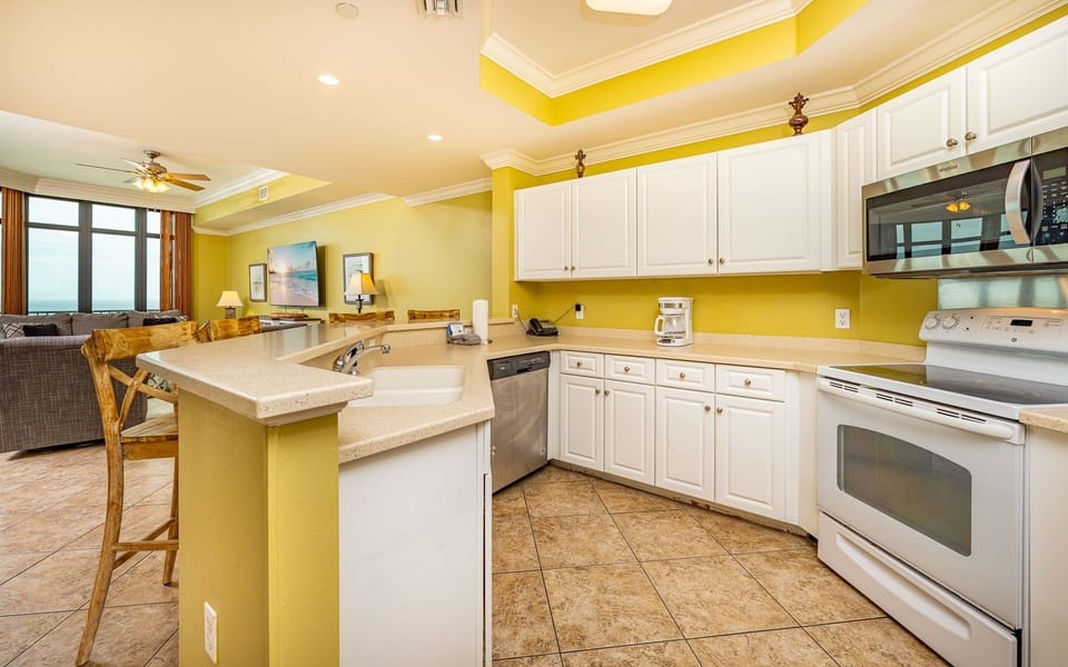 Condo, 3 Bedrooms | Private kitchen | Coffee/tea maker, fridge, oven
