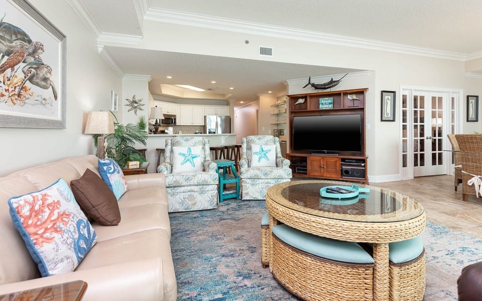 Condo, 3 Bedrooms | Living area