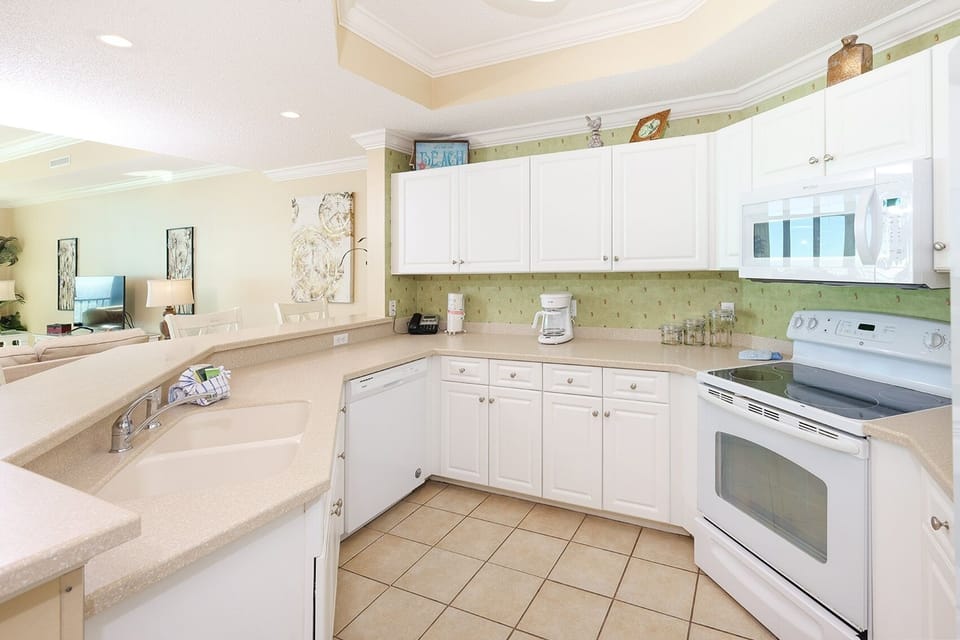 Condo, 3 Bedrooms | Private kitchen | Coffee/tea maker, fridge, oven