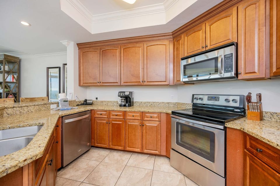 Condo, 3 Bedrooms | Private kitchen | Coffee/tea maker, fridge, oven