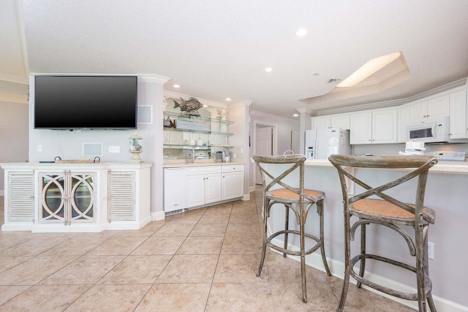 Condo, 3 Bedrooms | Private kitchen | Coffee/tea maker, fridge, oven
