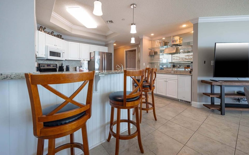 Condo, 3 Bedrooms | Private kitchen | Fridge, oven, coffee/tea maker