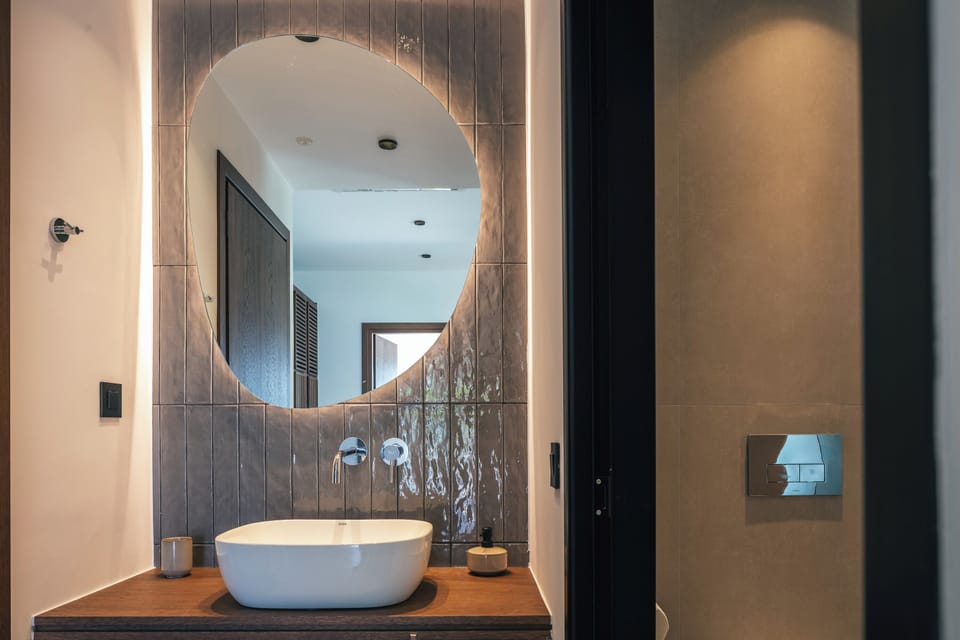 Junior Suite, Balcony, Sea View | Bathroom | Shower, free toiletries, hair dryer, towels