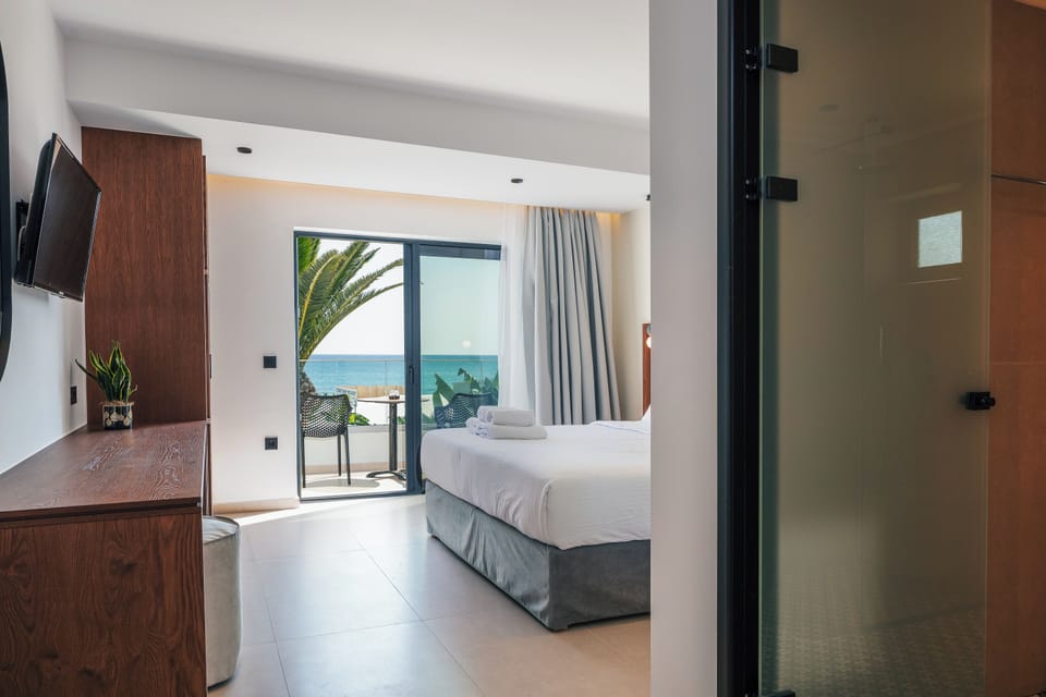 Deluxe Double Room, Sea View | Soundproofing, iron/ironing board, free cribs/infant beds, free WiFi