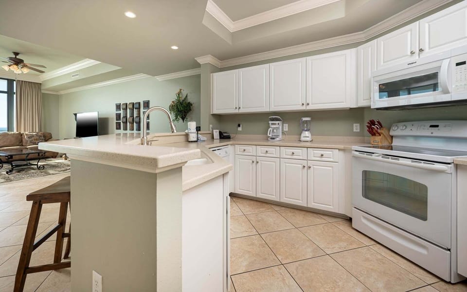 Condo, 3 Bedrooms | Private kitchen | Coffee/tea maker, fridge, oven