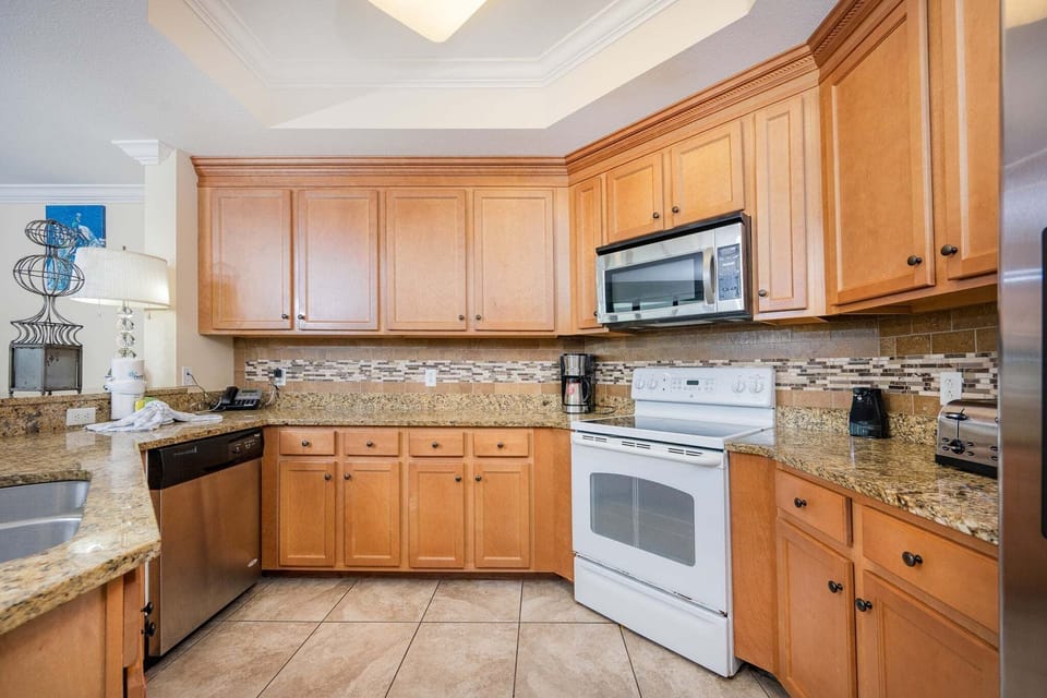 Condo, 3 Bedrooms | Private kitchen | Coffee/tea maker, fridge, oven
