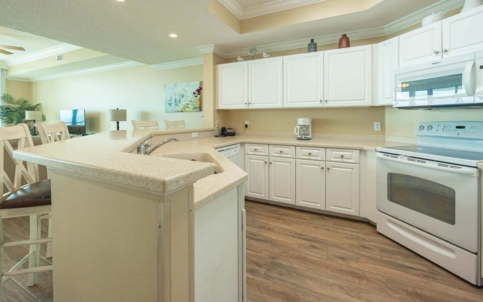 Condo, 3 Bedrooms | Private kitchen | Coffee/tea maker, fridge, oven