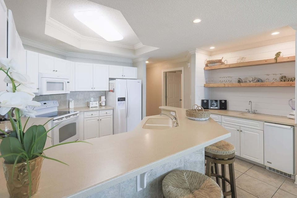 Condo, 3 Bedrooms | Private kitchen | Coffee/tea maker, fridge, oven