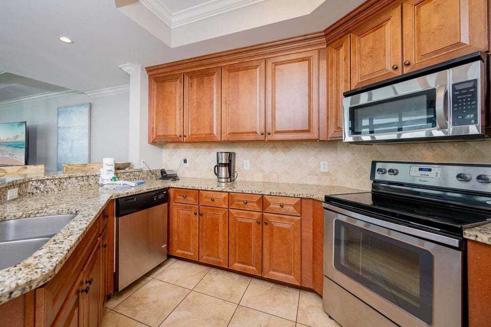 Condo, 3 Bedrooms | Private kitchen | Coffee/tea maker, fridge, oven