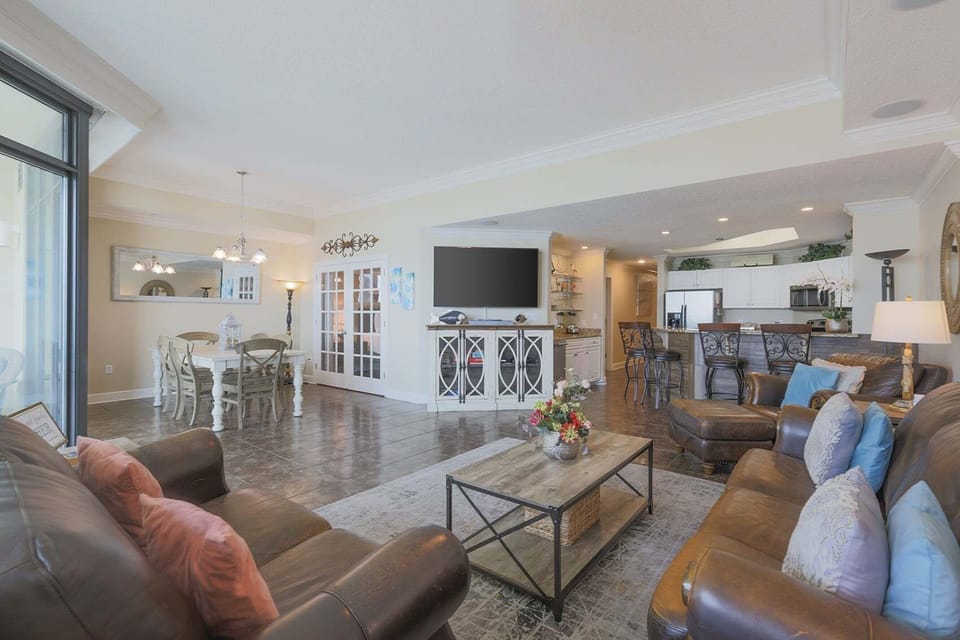 Condo, 3 Bedrooms | Living area