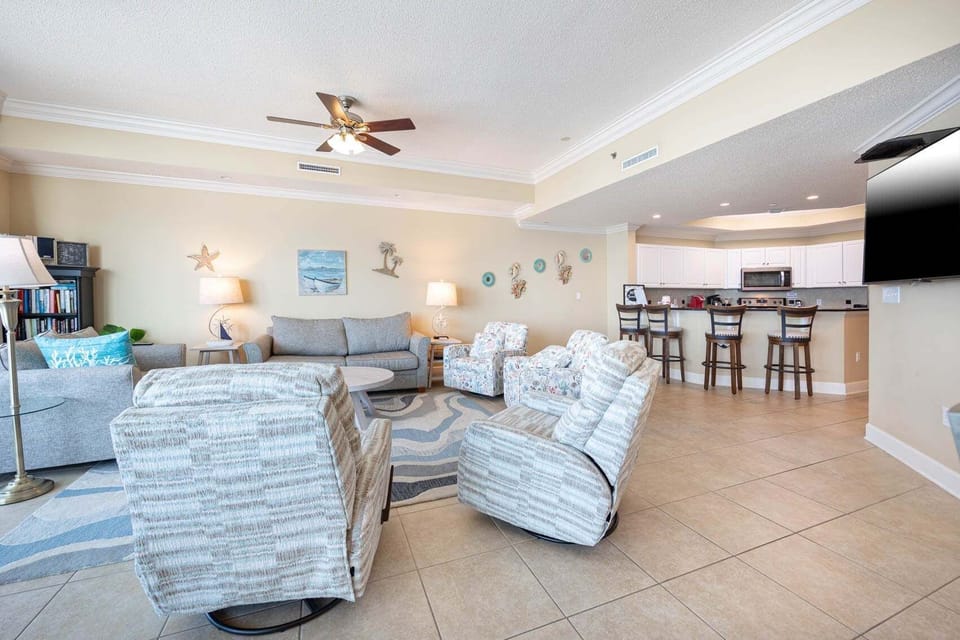 Condo, 3 Bedrooms | Living area