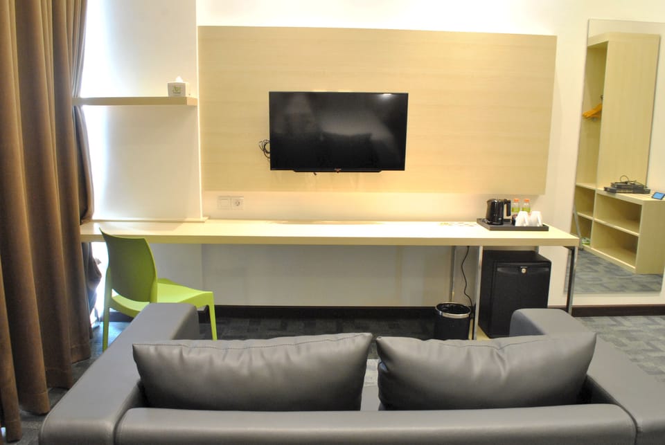 Zest Executive Room | Living room | 32-inch LED TV with cable channels, TV