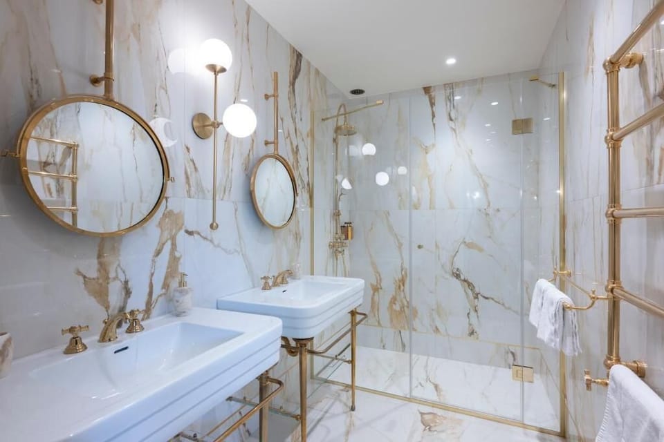Deluxe Double Room | Bathroom | Hair dryer, towels, soap, shampoo