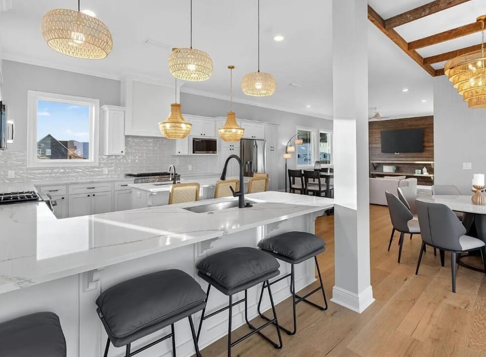 House, Multiple Beds (Salt Water Heals Everything) | Private kitchen