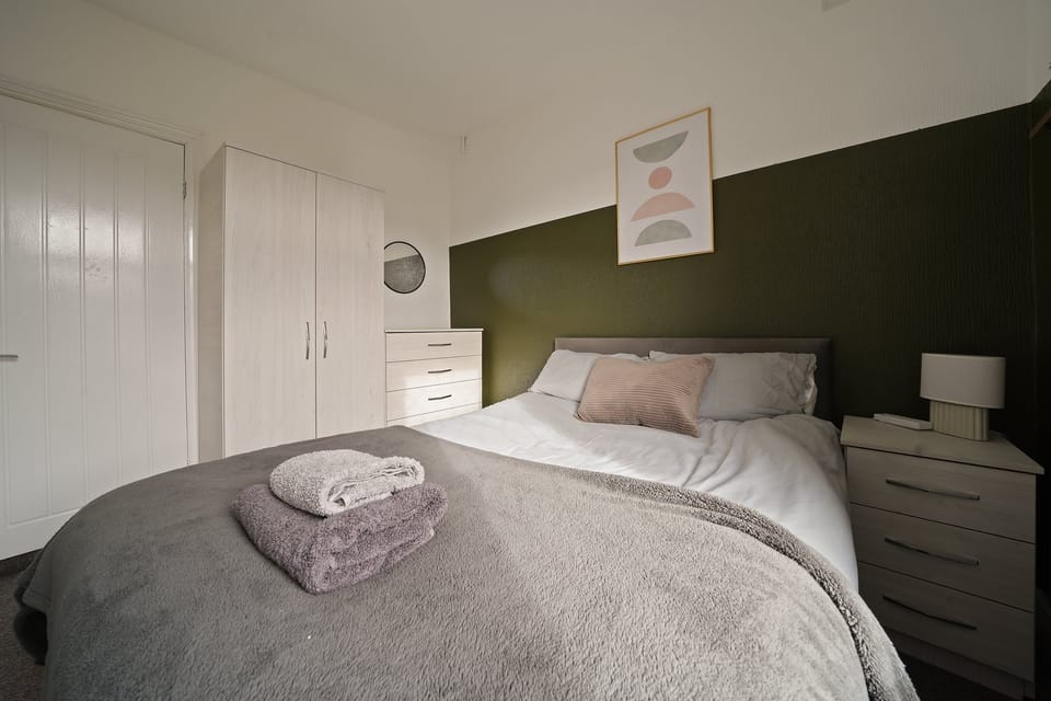 Back bedroom - double bed and bedside tables