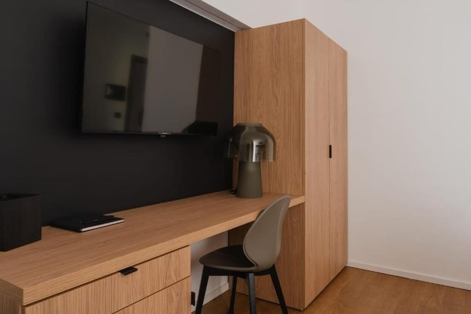 King Deluxe | In-room safe, desk, laptop workspace, free WiFi