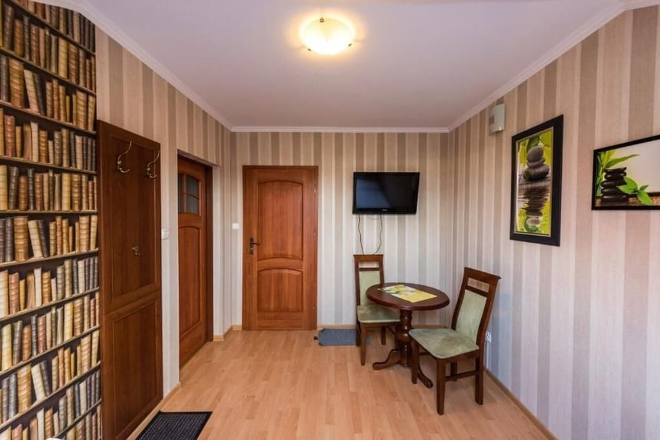 Basic Single Room, City View | Dining