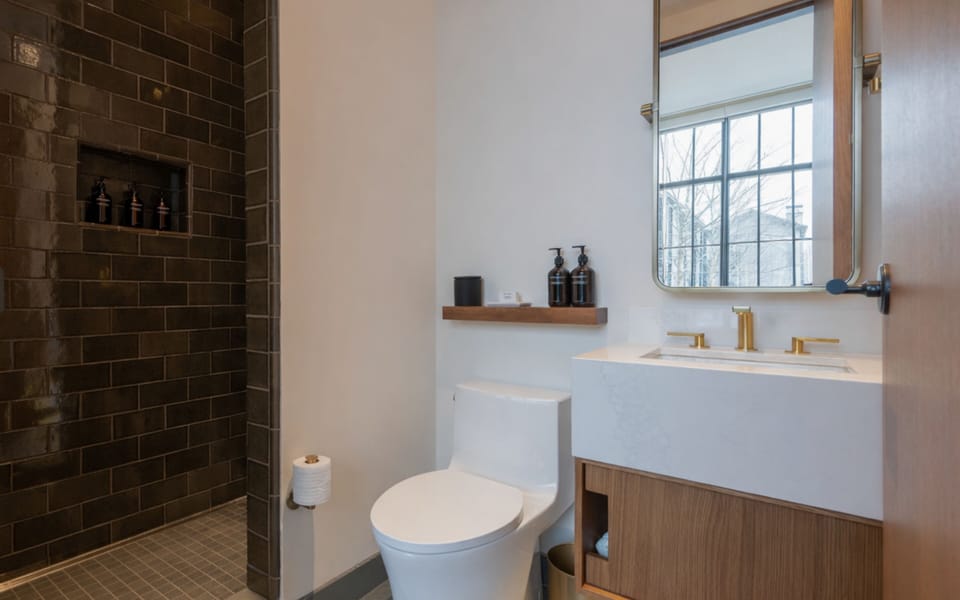 Basic Room | Bathroom