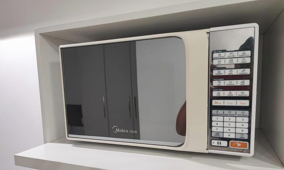 Classic Studio Suite, Kitchen, Pool View | Microwave