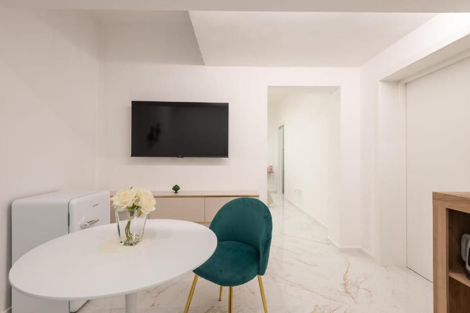 Luxury Suite | Free minibar items, blackout drapes, iron/ironing board, free WiFi